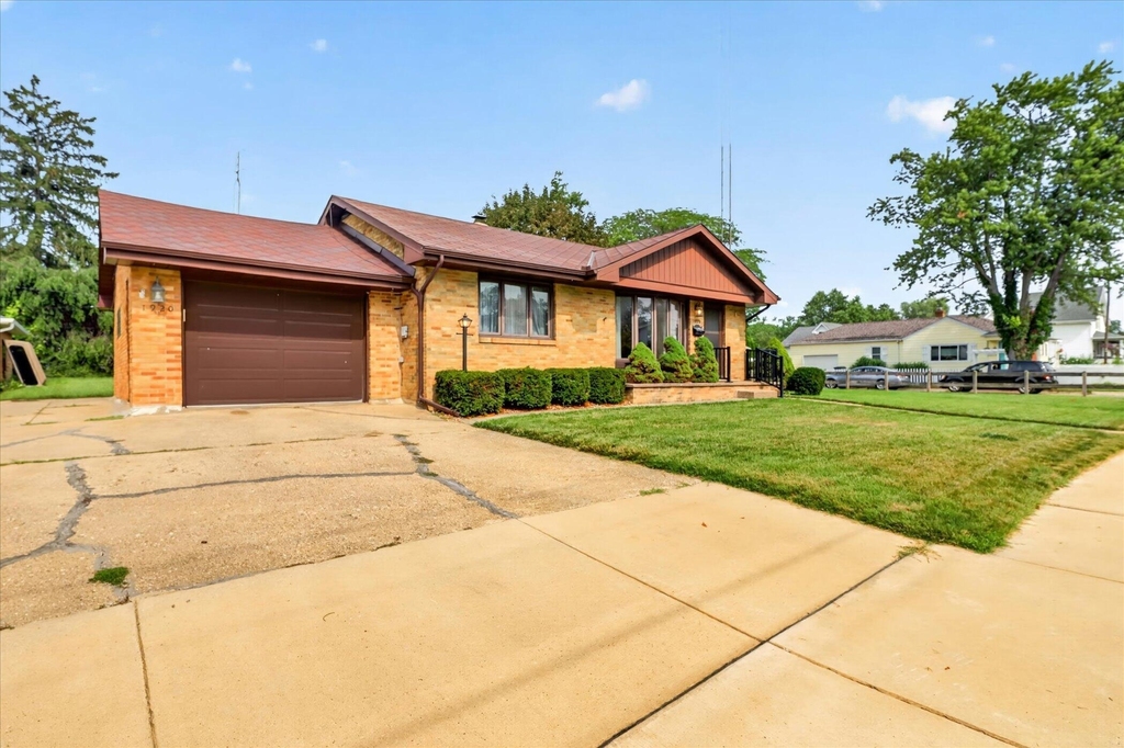 1920 Langley Avenue - Photo 2