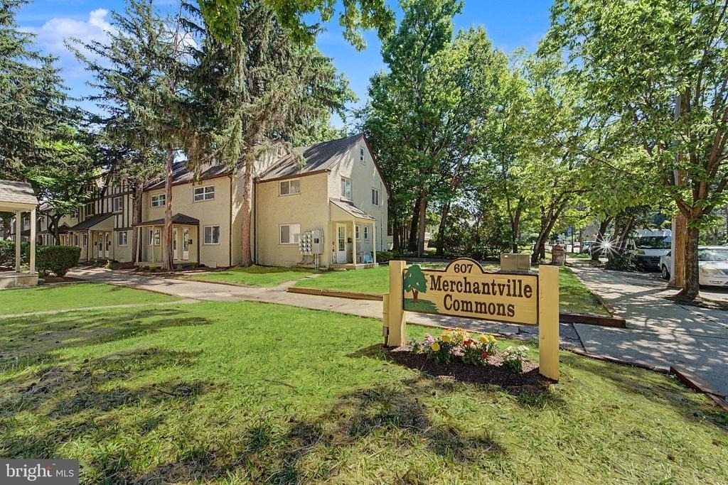607 W Maple Avenue - Photo 1