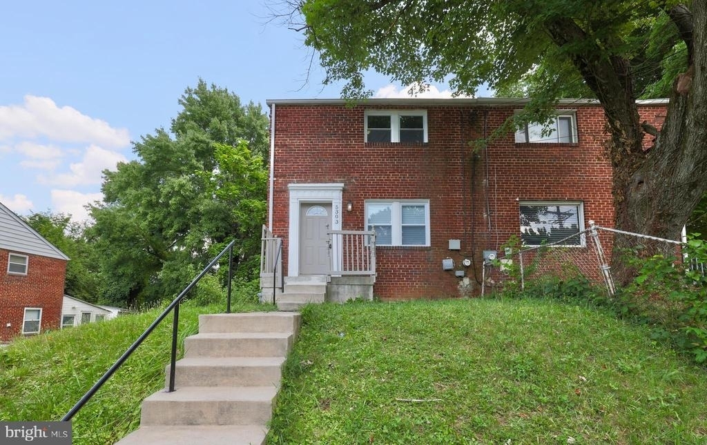 5303 62nd Avenue - Photo 0