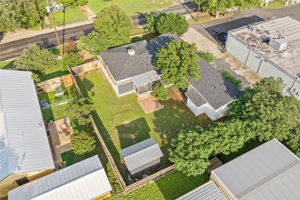 103 N Avenue C - Photo 30