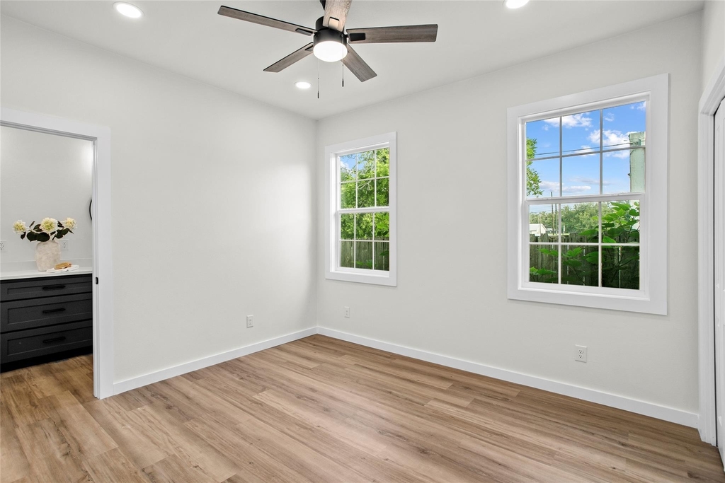 103 N Avenue C - Photo 16