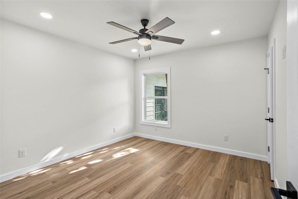 103 N Avenue C - Photo 20