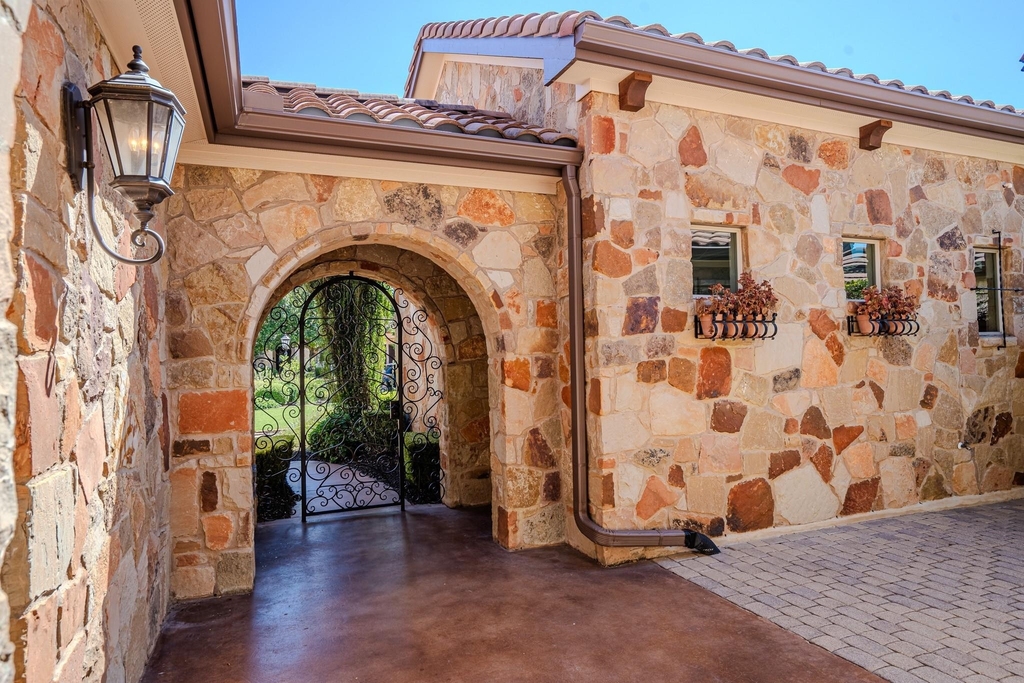121 Feritti Dr - Photo 3