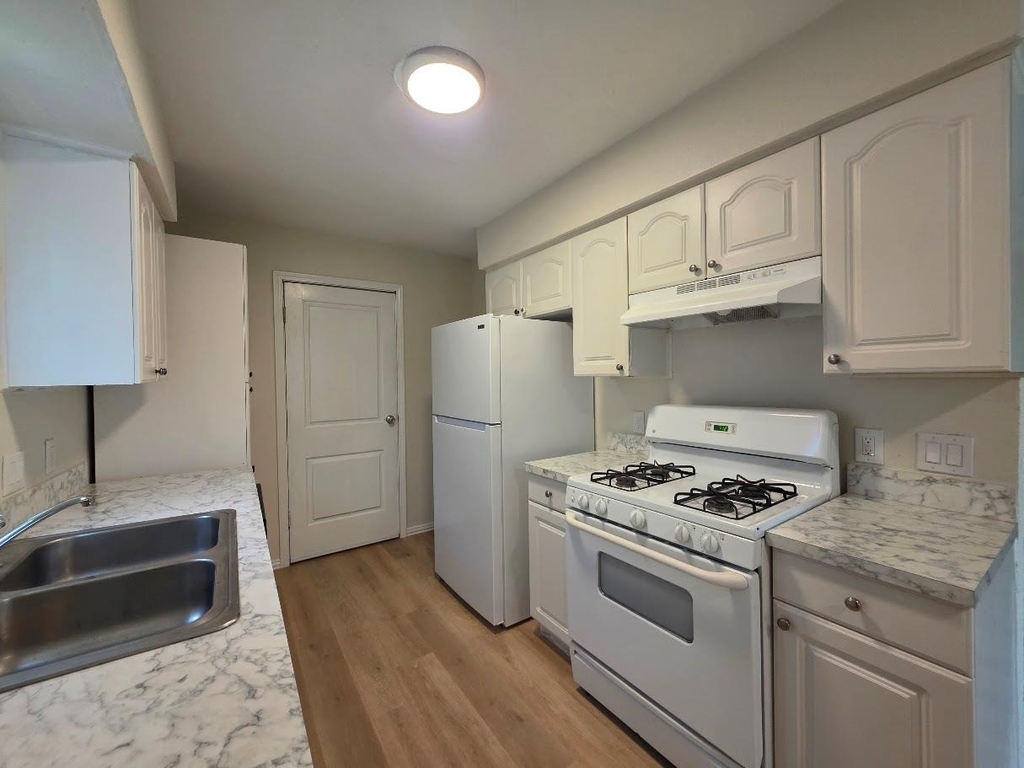 104 E Eggleston St - Photo 7