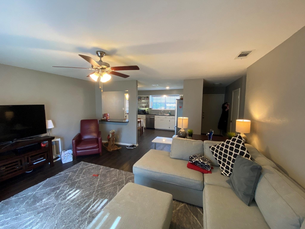 1305 E Main St - Photo 5