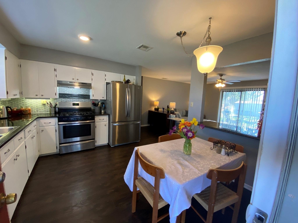 1305 E Main St - Photo 1