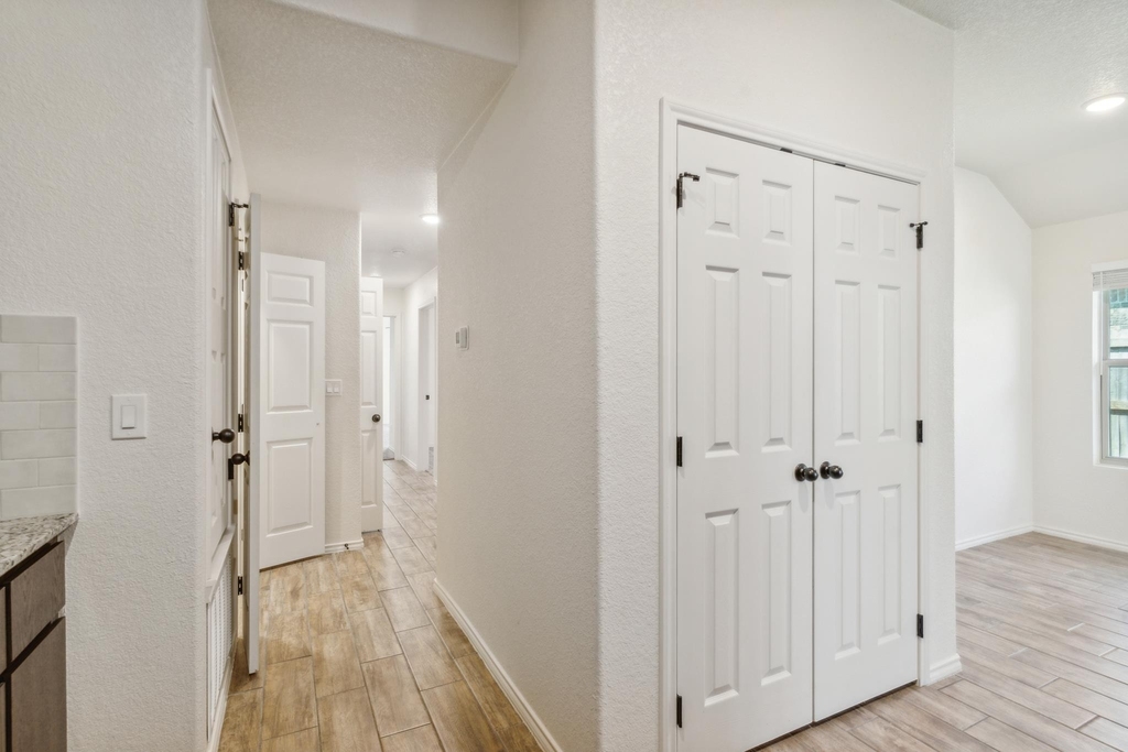 2416 Alterman Dr - Photo 3