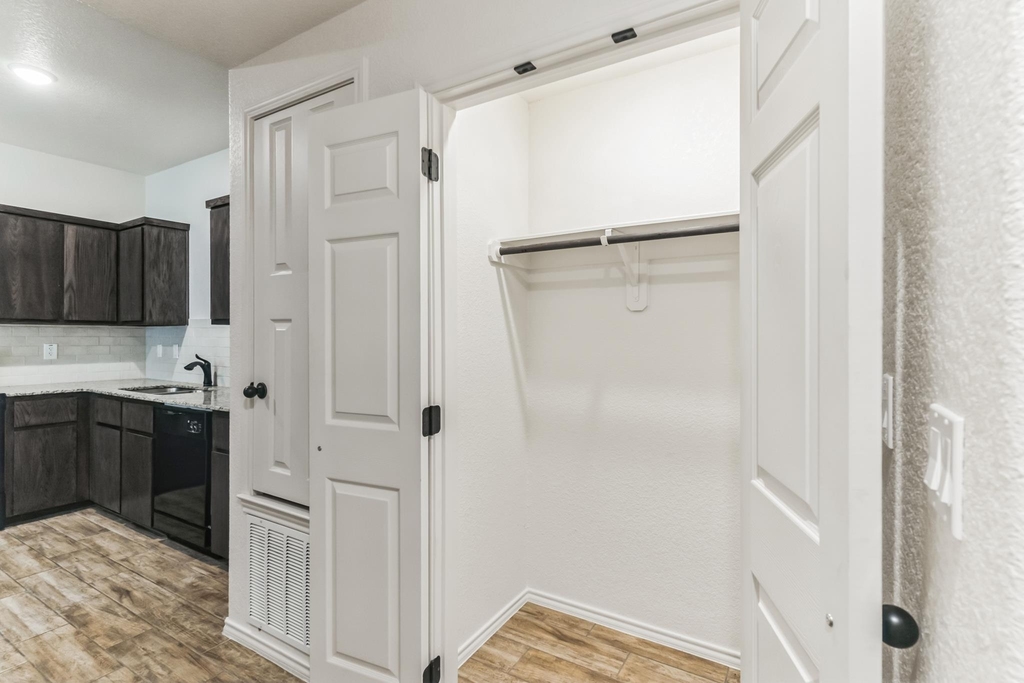 2416 Alterman Dr - Photo 4