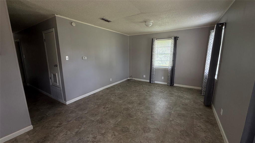 806 W 8th St - Photo 2