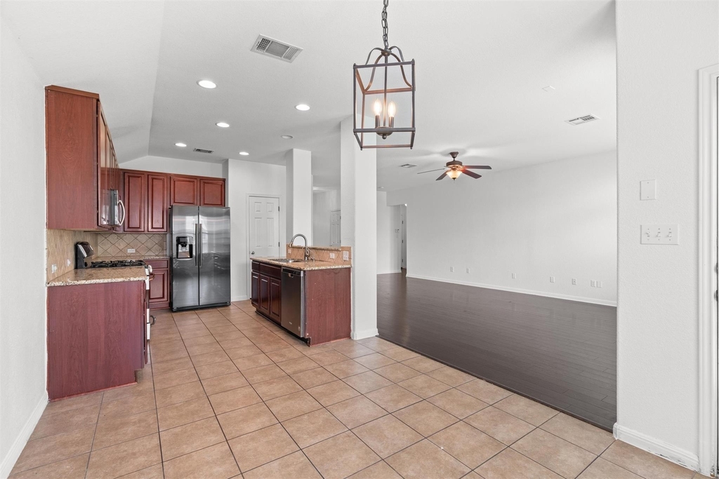 1049 Regency Ln - Photo 6