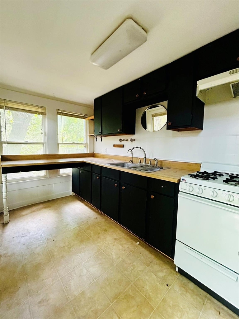 615 W 31st St - Photo 12