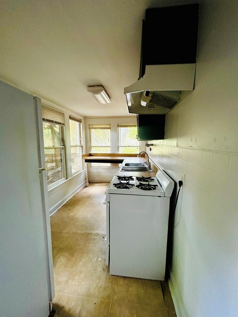 615 W 31st St - Photo 11