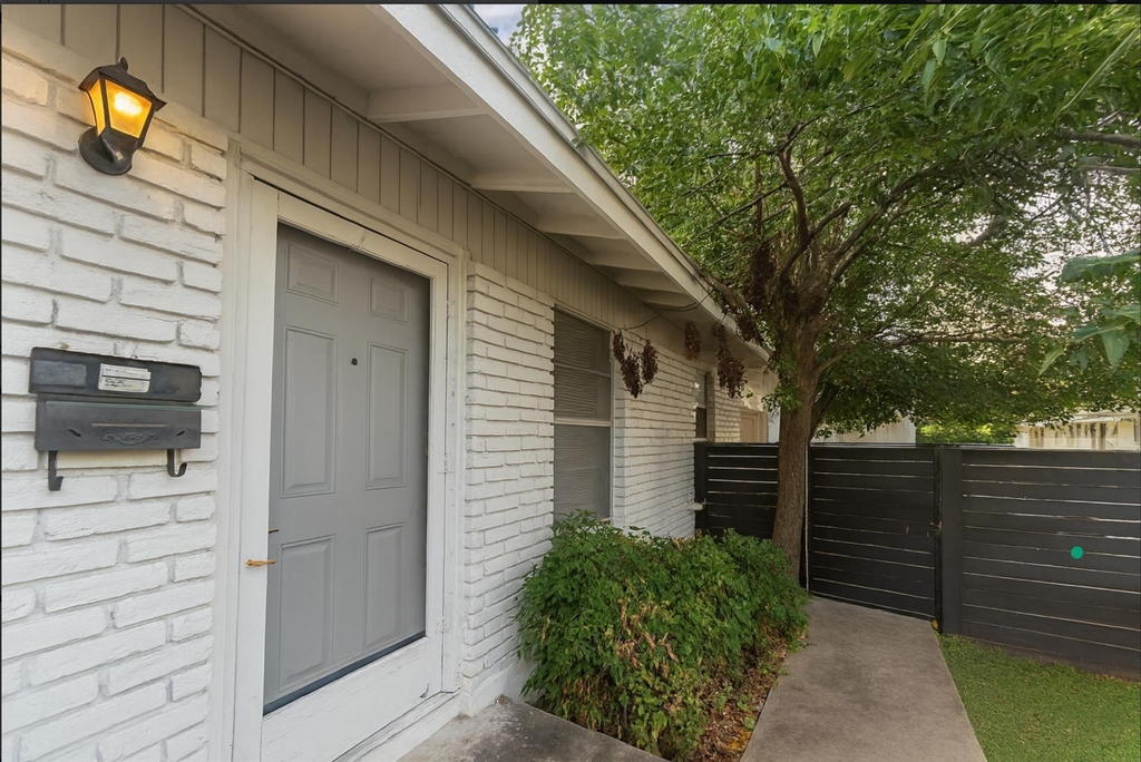 607 Bellevue Pl - Photo 1