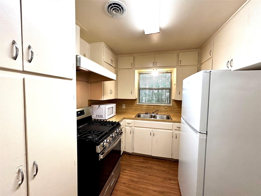 607 Bellevue Pl - Photo 5