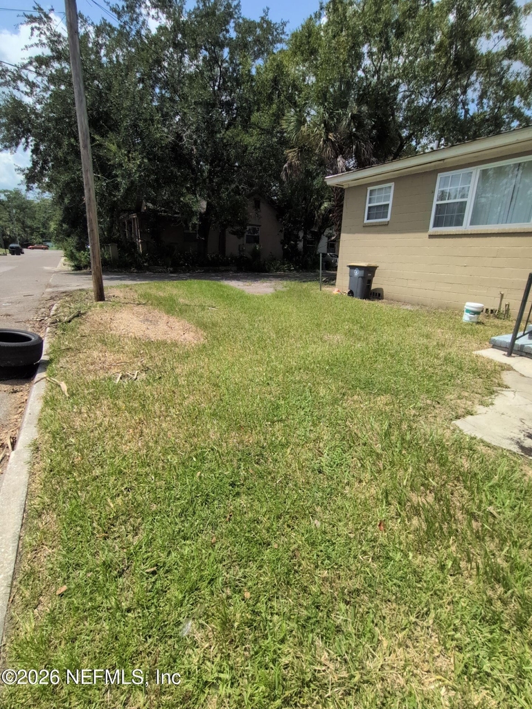 1237 W 19th Street - Photo 2