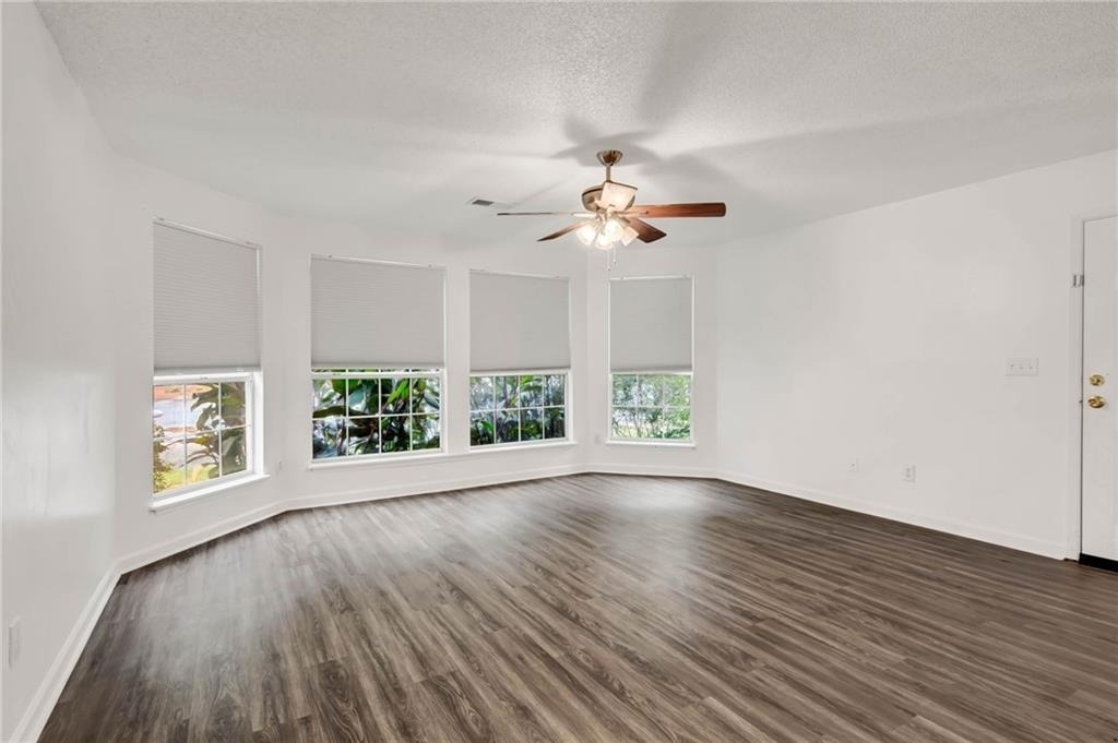 1004 Sandy Lane Drive - Photo 3