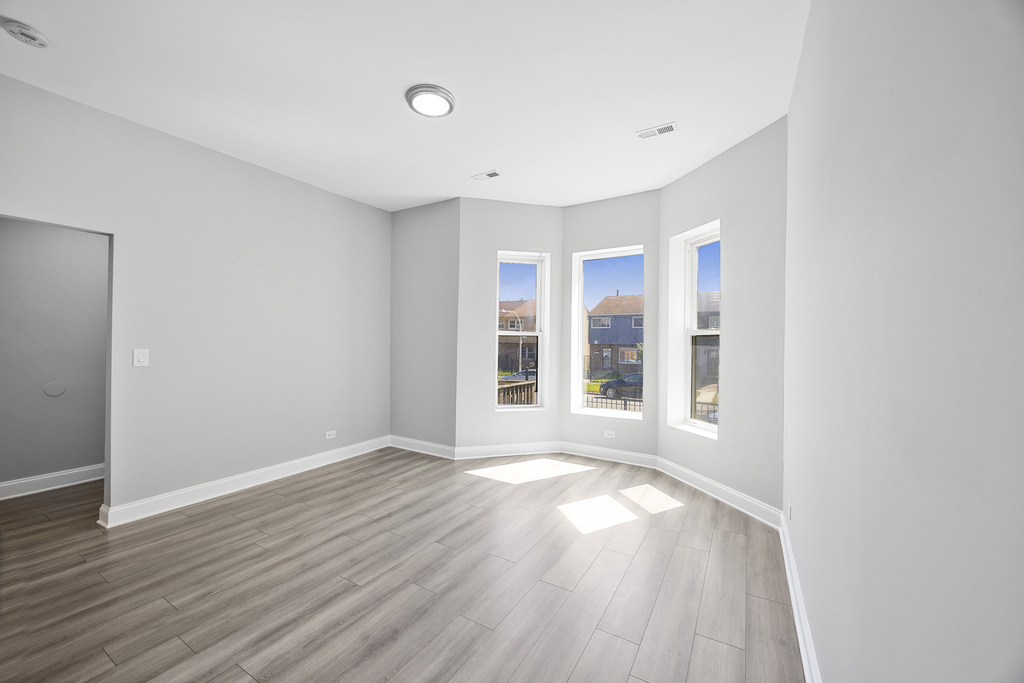 6522 S Ellis Avenue - Photo 2
