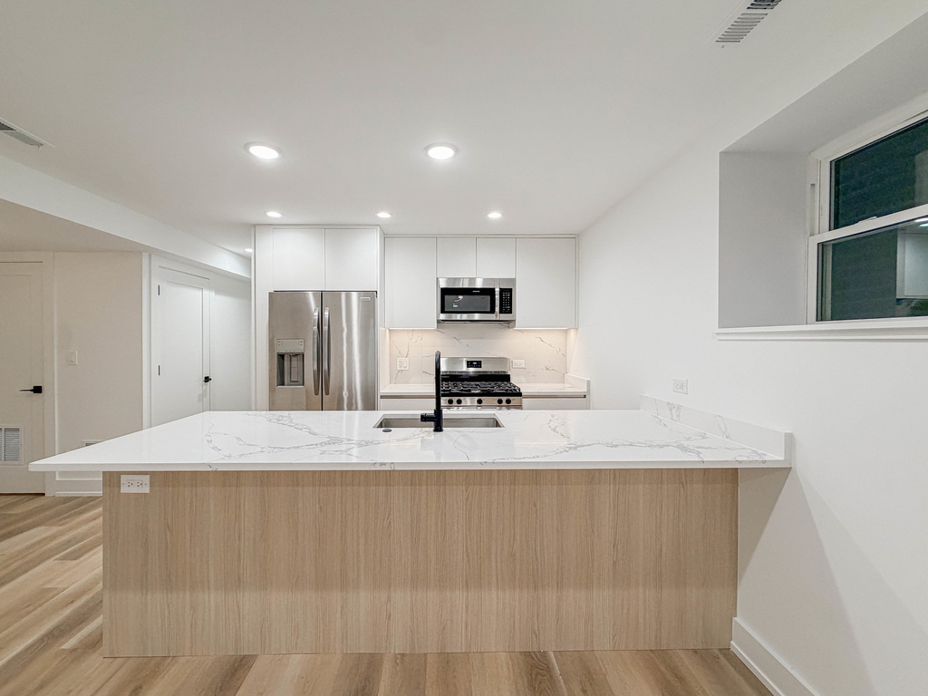 2113 N Kenmore Avenue - Photo 4