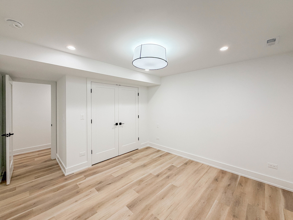 2113 N Kenmore Avenue - Photo 10