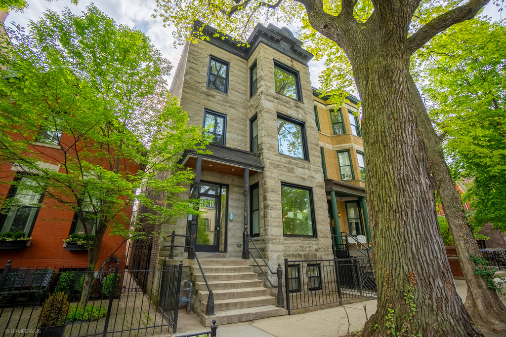 2113 N Kenmore Avenue - Photo 0