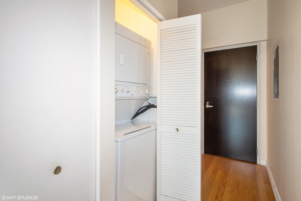303 W Ohio Street - Photo 9