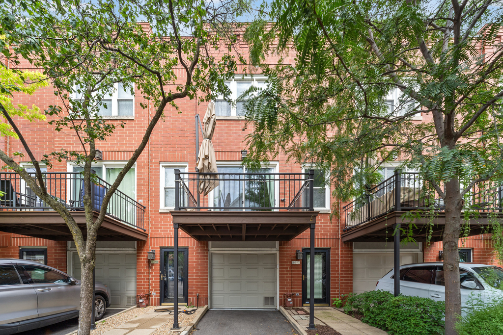 1835 W Oakdale Avenue - Photo 0