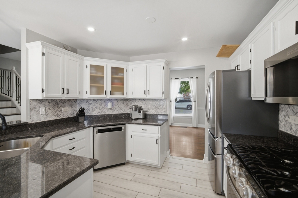 843 Newbury Court - Photo 4