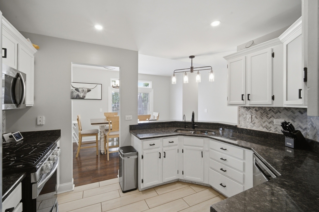 843 Newbury Court - Photo 3