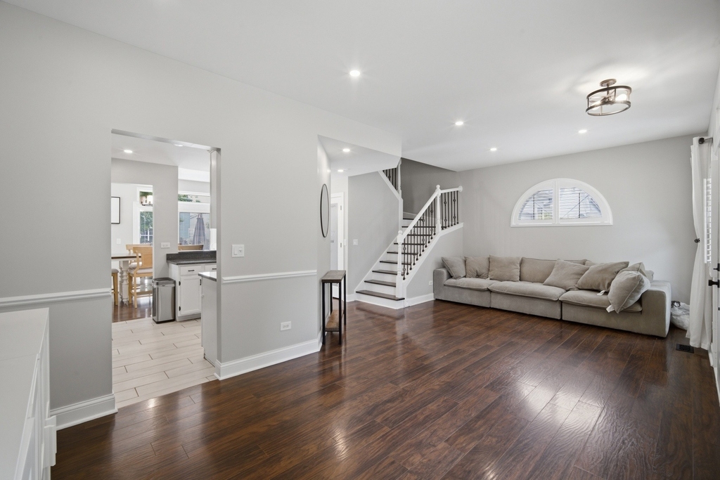 843 Newbury Court - Photo 2