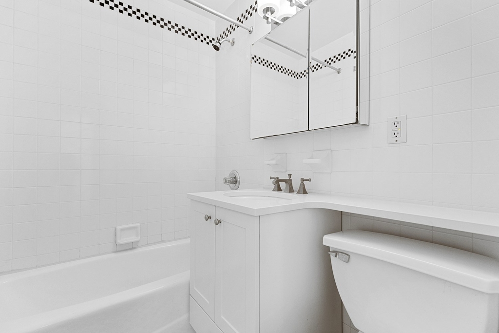 226 East 70th Street - Photo 4