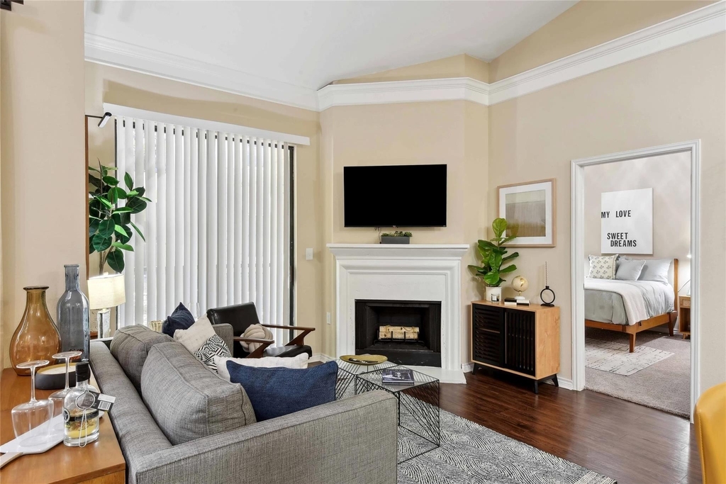 6607 Brodie Ln - Photo 0