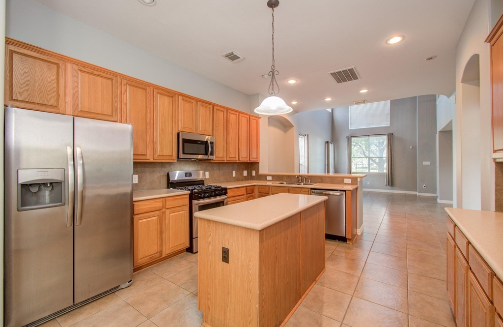 9106 Sunlight Oak Lane - Photo 10