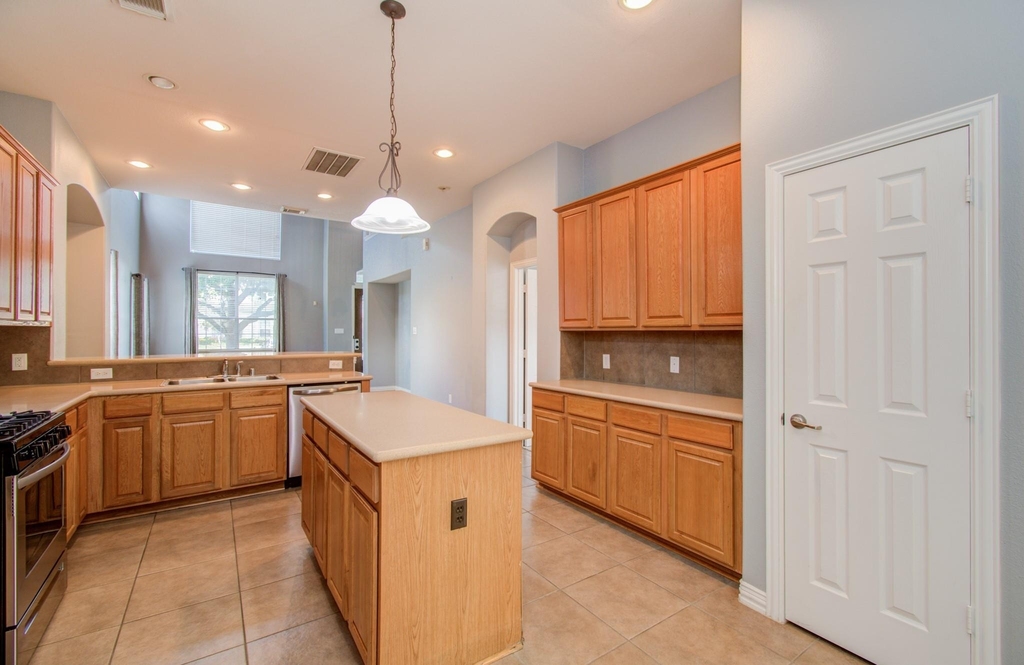 9106 Sunlight Oak Lane - Photo 11
