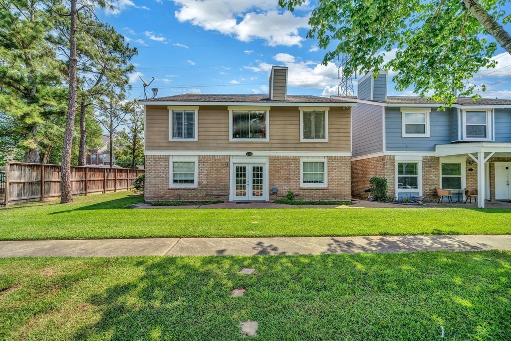 770 Memorial Mews Street - Photo 0