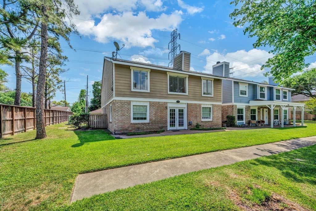 770 Memorial Mews Street - Photo 2