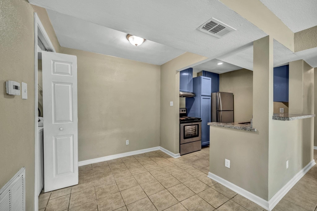 770 Memorial Mews Street - Photo 3