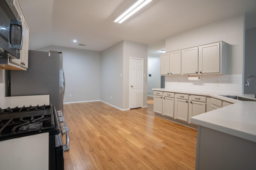 7843 Crescent Village Lane - Photo 11