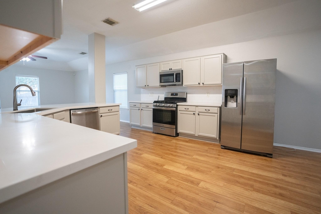 7843 Crescent Village Lane - Photo 10