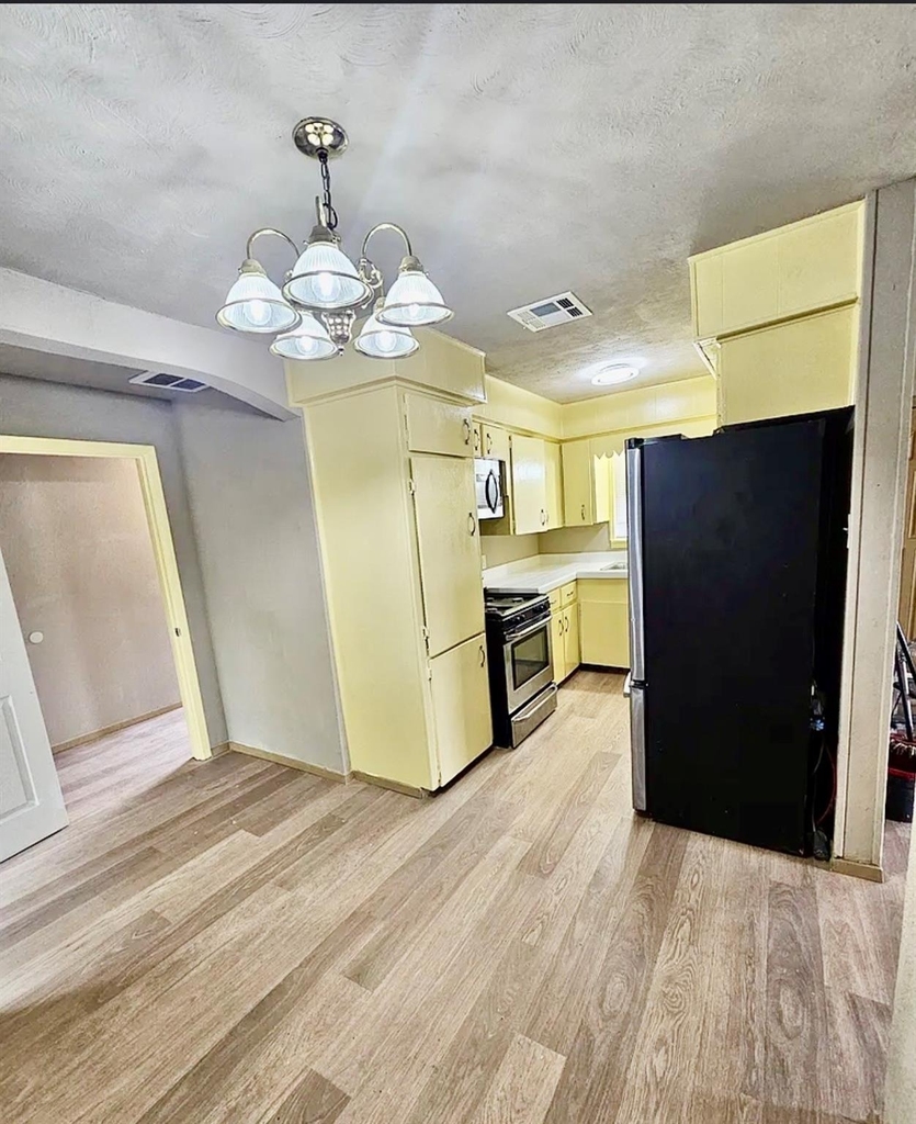 3026 Airport Boulevard - Photo 2
