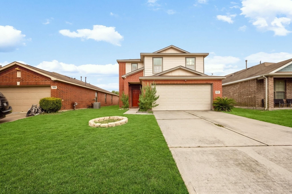 8102 Yaupon View Drive - Photo 1