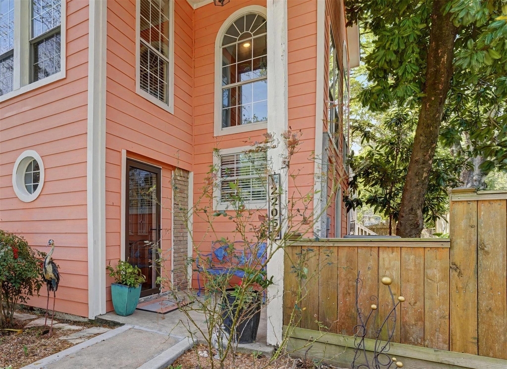 2205 Mission Street - Photo 1