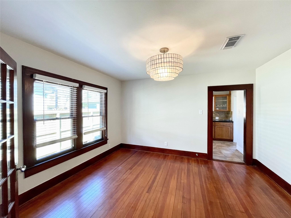 405 E 28th Street - Photo 11