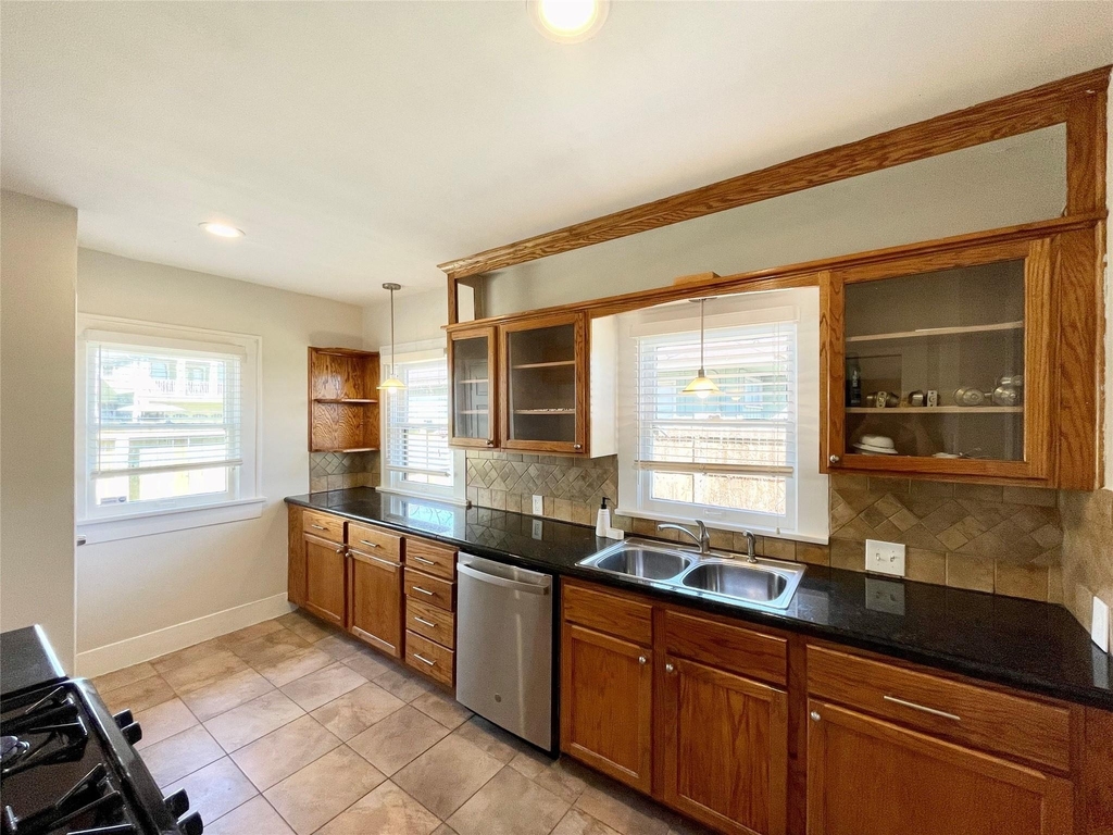 405 E 28th Street - Photo 15