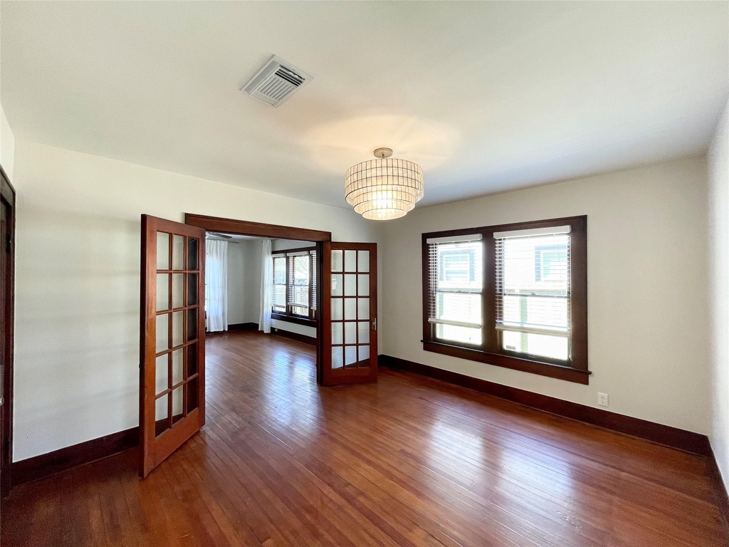 405 E 28th Street - Photo 12