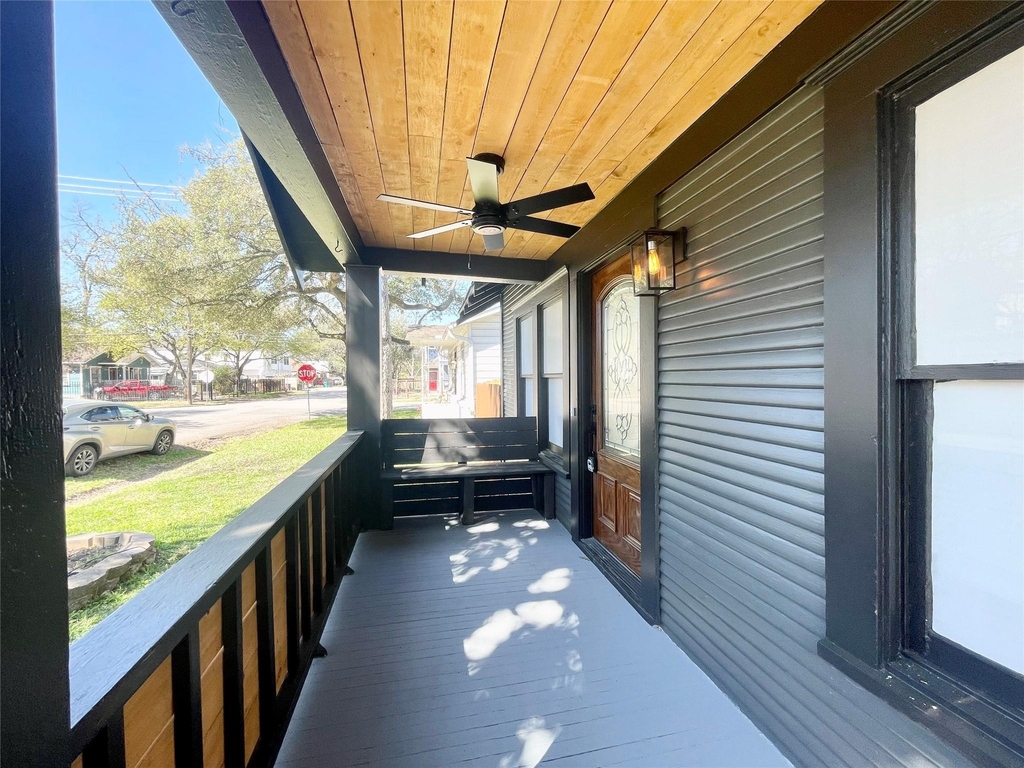 405 E 28th Street - Photo 3