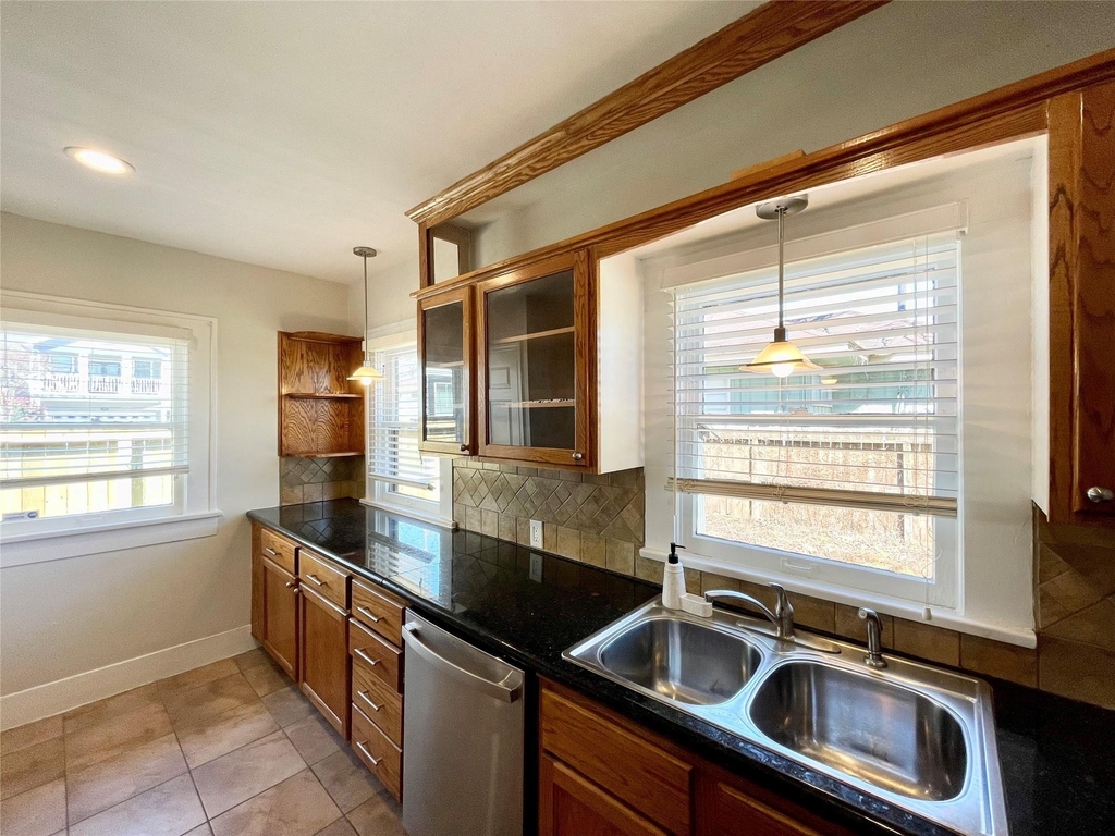 405 E 28th Street - Photo 16