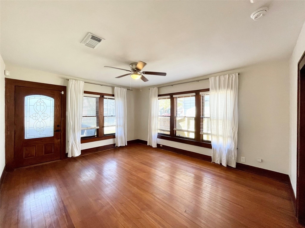 405 E 28th Street - Photo 8