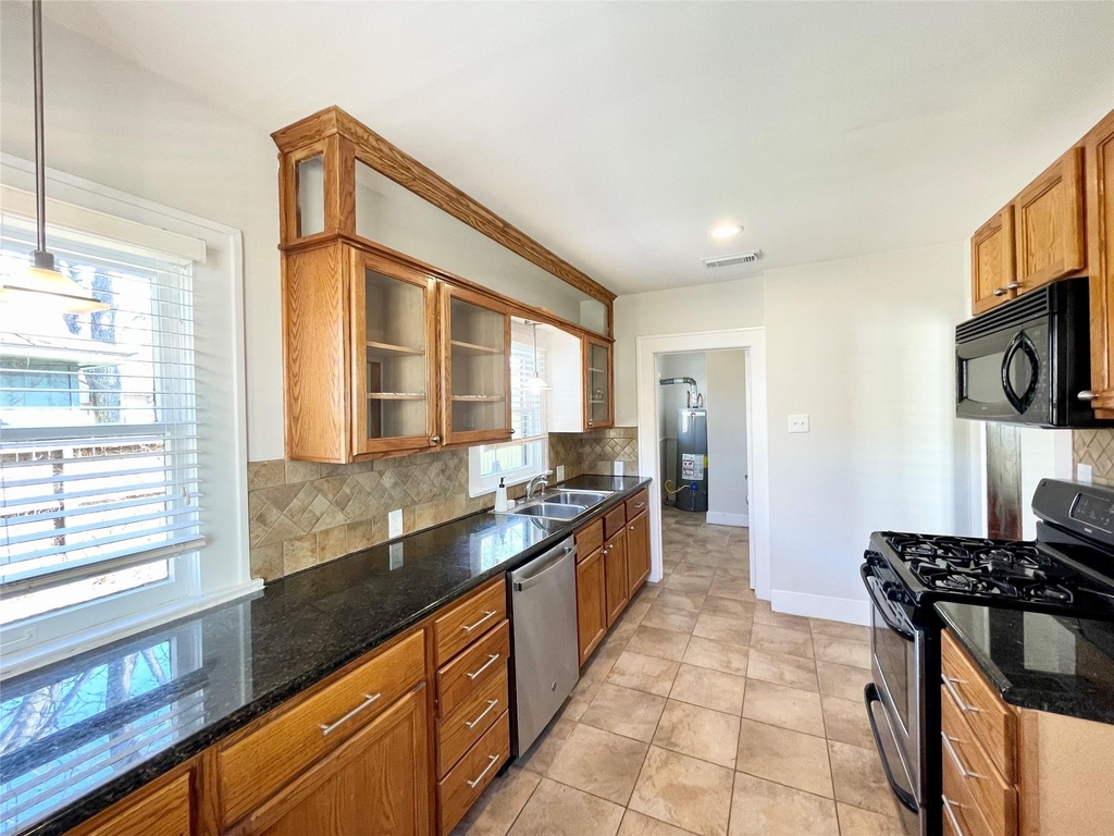 405 E 28th Street - Photo 18