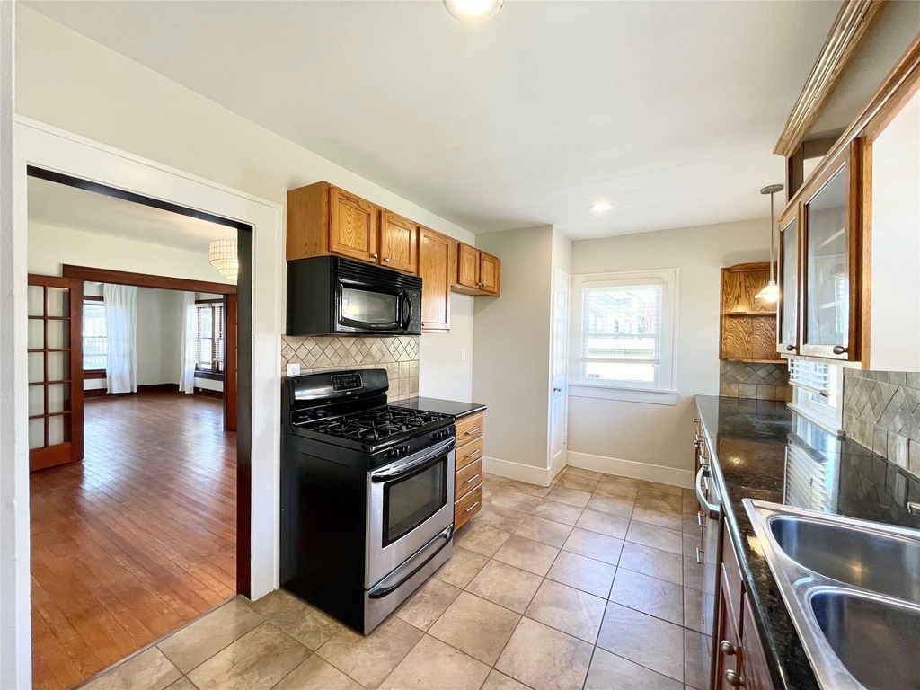 405 E 28th Street - Photo 17