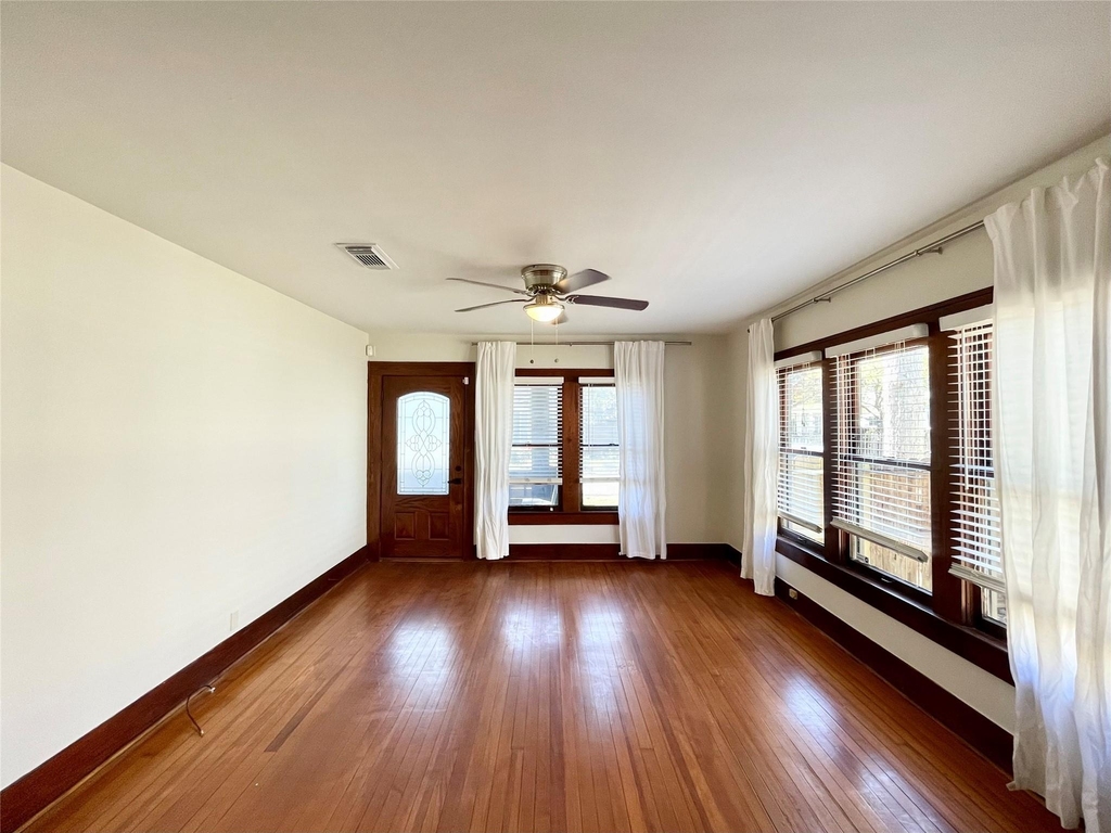 405 E 28th Street - Photo 9